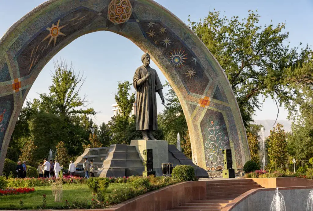Statue des persischen Dichters Rudaki in Duschanbe, Tadschikistan